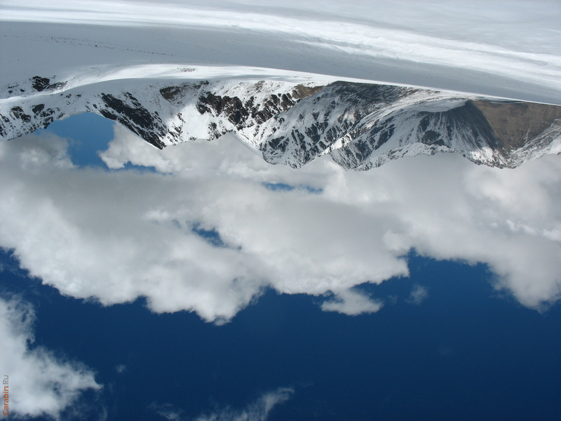 лежа на рюкзаке