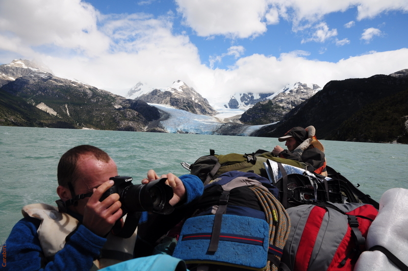 Пересекаем озеро на лодке