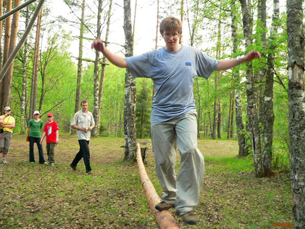 Участник на бревне