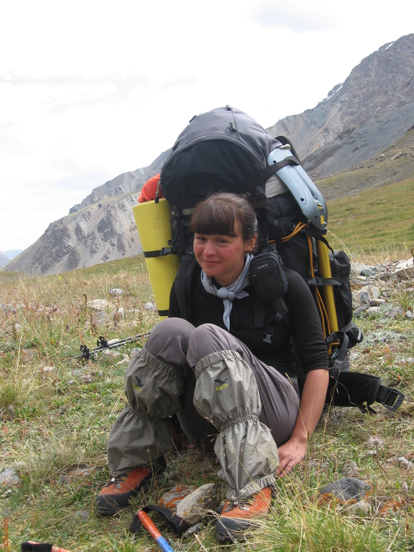 Маленькая Мариам с большим рюкзаком