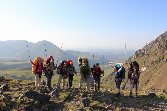 Зеленые пастбища перед  Джылысу