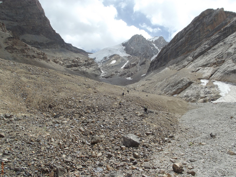 Спуск по долине реки  Пр. Зиндон к  оз. Болшое Алло