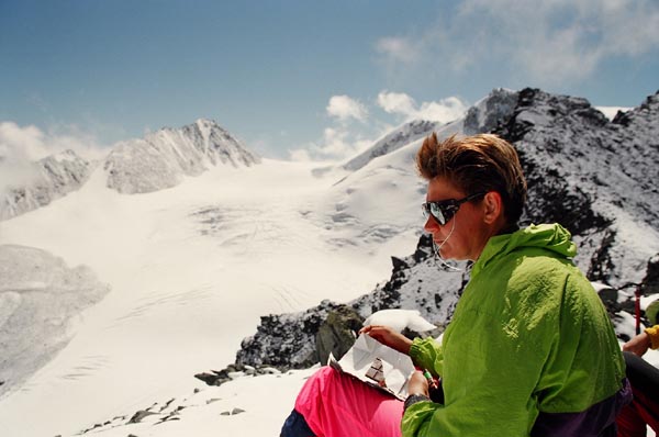 Аня Носова на фоне перевала Волга.