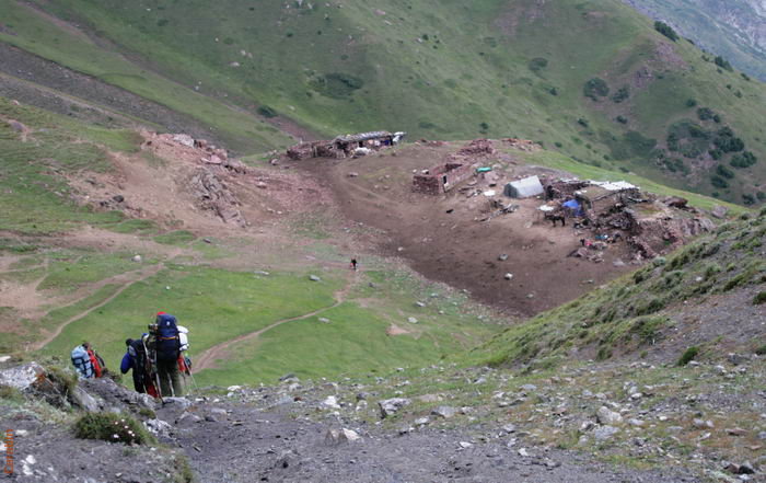 Спуск к летовке Кандоу