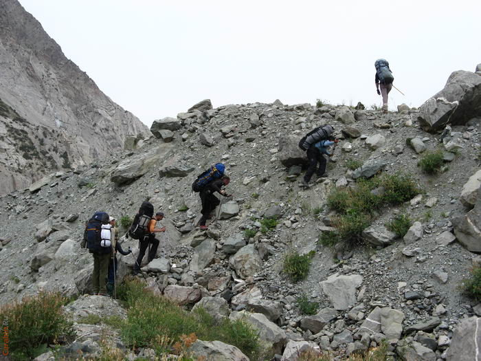 Через конечную морену ледника Бырс