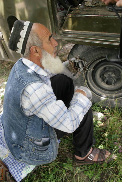 Водитель  уаза за ремонтом