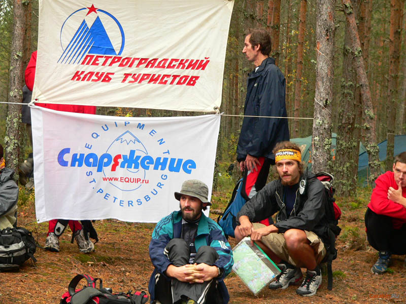 Участники сосредоточены