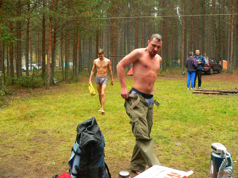 Некоторые устраивали традиционный предстартовый заплыв.