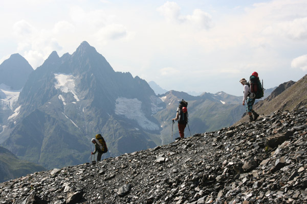 Спуск с пер.Алибек. Вид на пик Гл.Аксаут