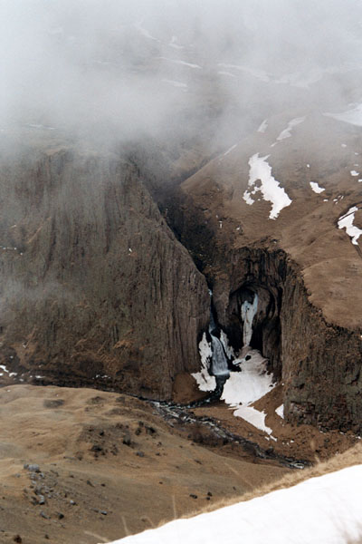 Водопады на подходе к курорту Джиласу.
