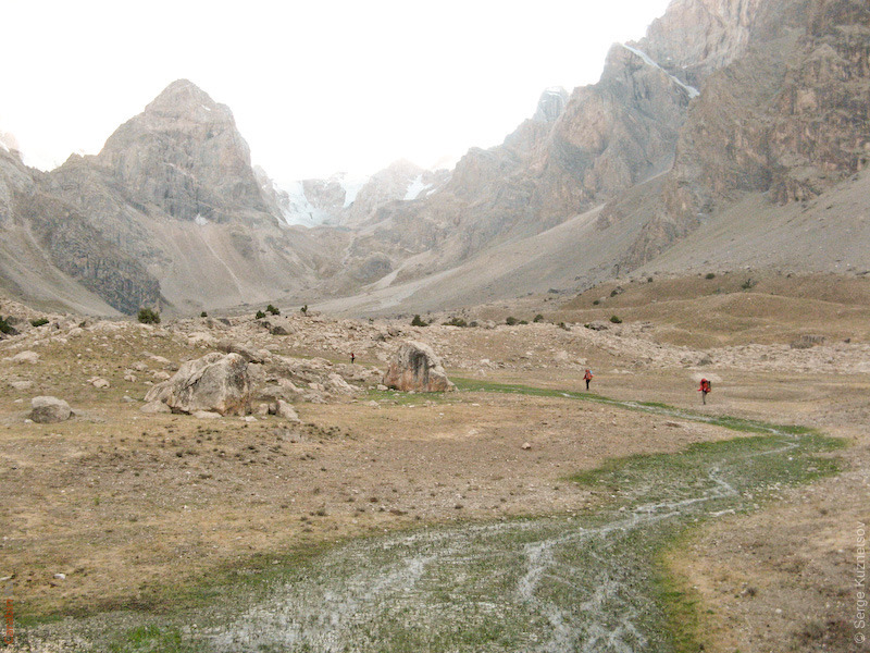 За этим полем ставим лагерь