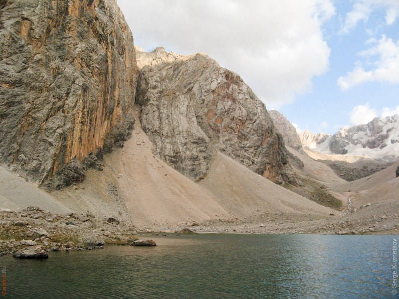 Красивая рыжая скала у оз.Верх.Алло