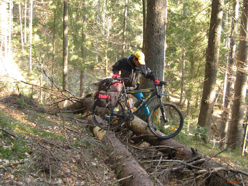 Ночевали рядом с озером. В южной части, выше по склону.