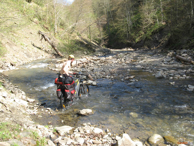 Пересекать ручей приходится часто