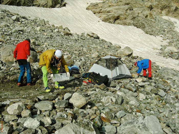 Лагерь на морене ледника Даут.