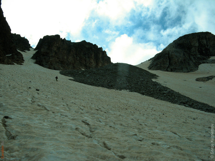 Взлет на пер.Гондарай-Нахар (на фото правее)