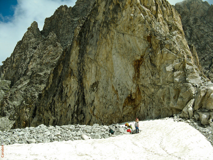 Рыжая скала пер.Гондарай-Нахар (Землепроходцев)