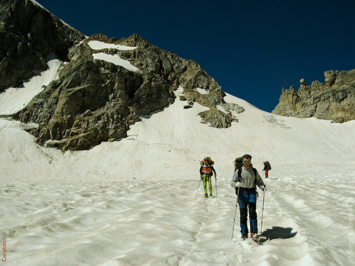 Спуск с пер.АКТ на ледник Кичкинекол