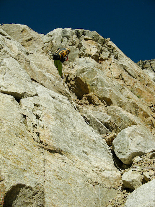 Спуск с пер.АКТ. Вешаем веревку
