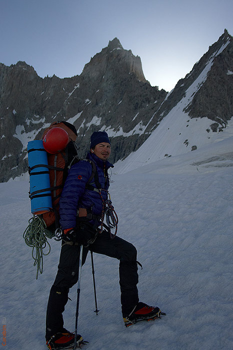 Руководитель (Щербаков А., горный клуб МГУ),  на заднем плане пик Игла