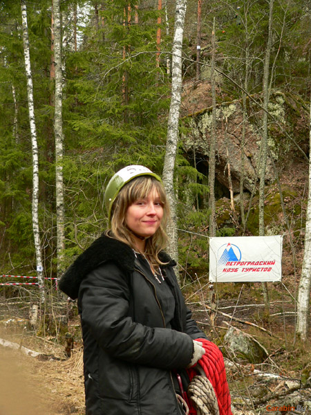 Участница и флаг петроградского клуба туристов