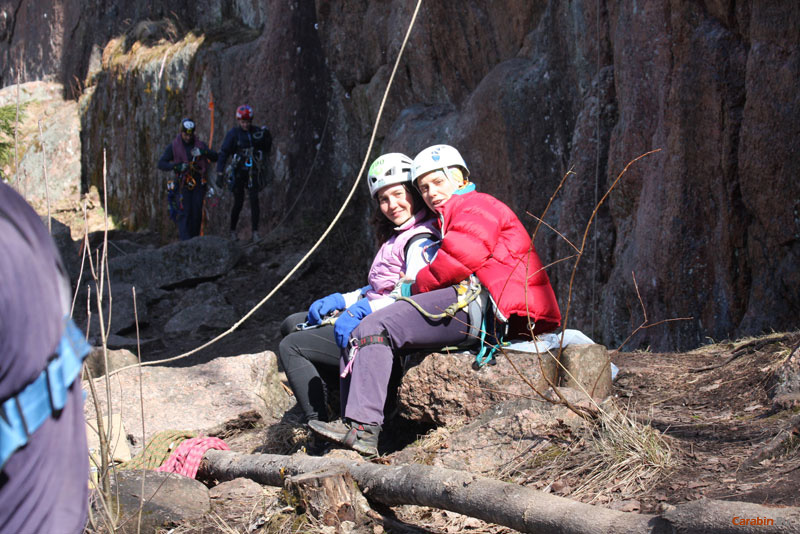Под скалой только в касках!