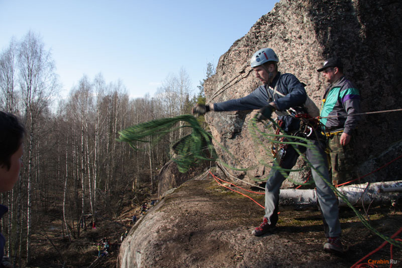 Внизу, веревка!