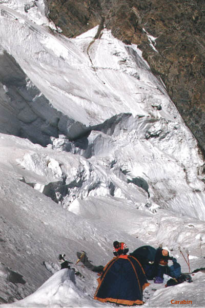 Лагерь в ледопаде