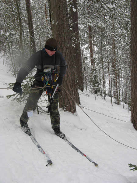 Спуск. А палки должны быть в верхней руке...