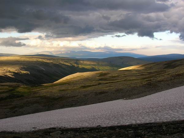 Вдали озеро Умбозеро