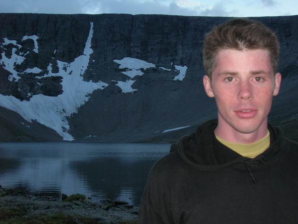 На фоне озера