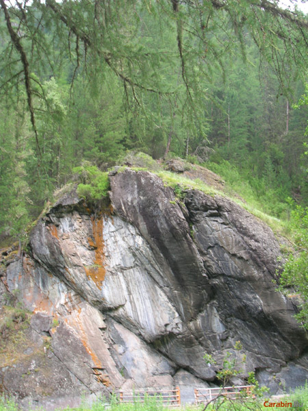 Скала с рисунками