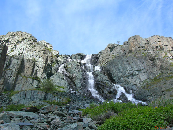 Водопад у озера