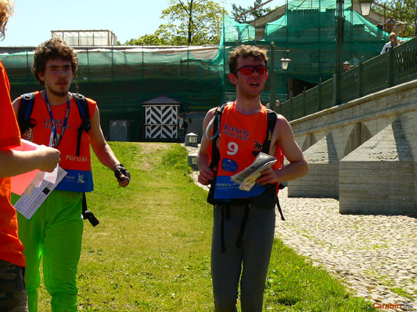 На фоне Петропавловской крепости