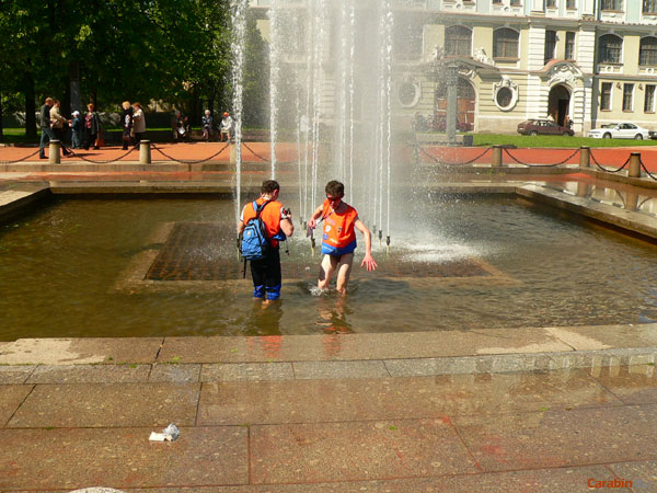 Старушкам на лавочках было о чем поговорить